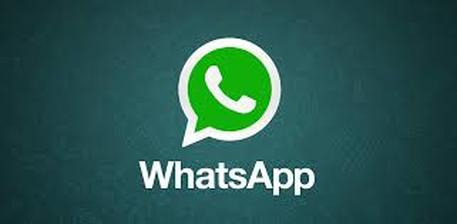 Whatsapp intasa il rullino foto di iPhone: ecco come impedirlo
